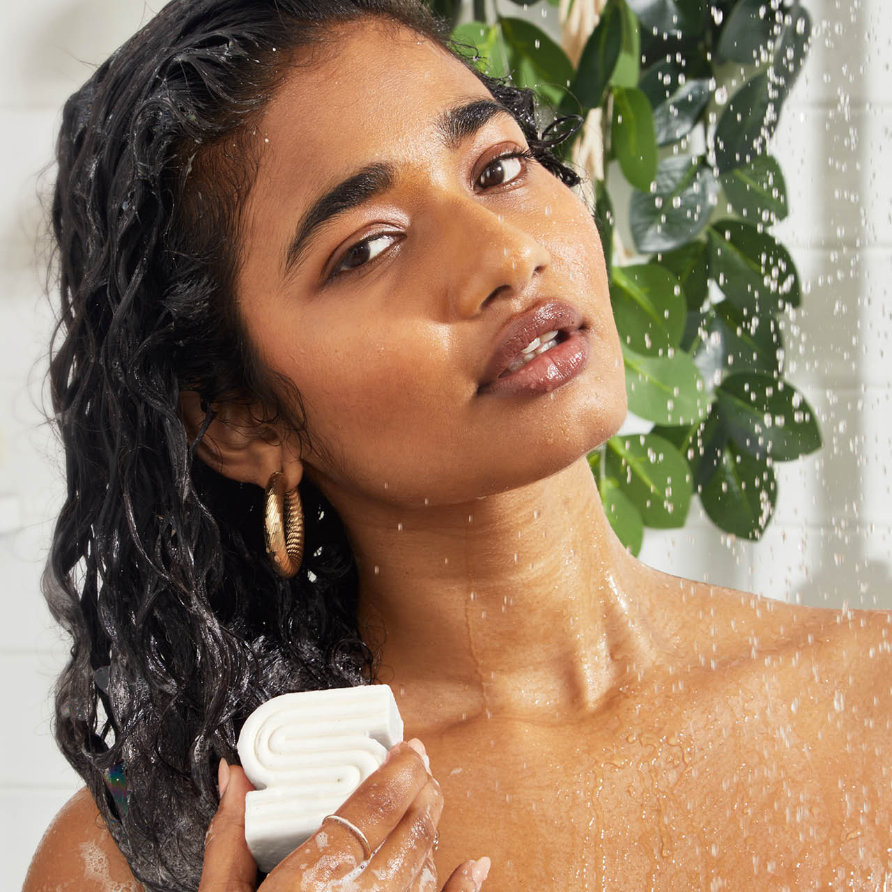 9432-UltraSensitiveSolidShampoo_BodyWashBar-Model-BottleFreeBeauty-2-1280x1280px_6c3410d9-2dd0-4c5b-ac2d-dacb9b6587c8-1.jpg
